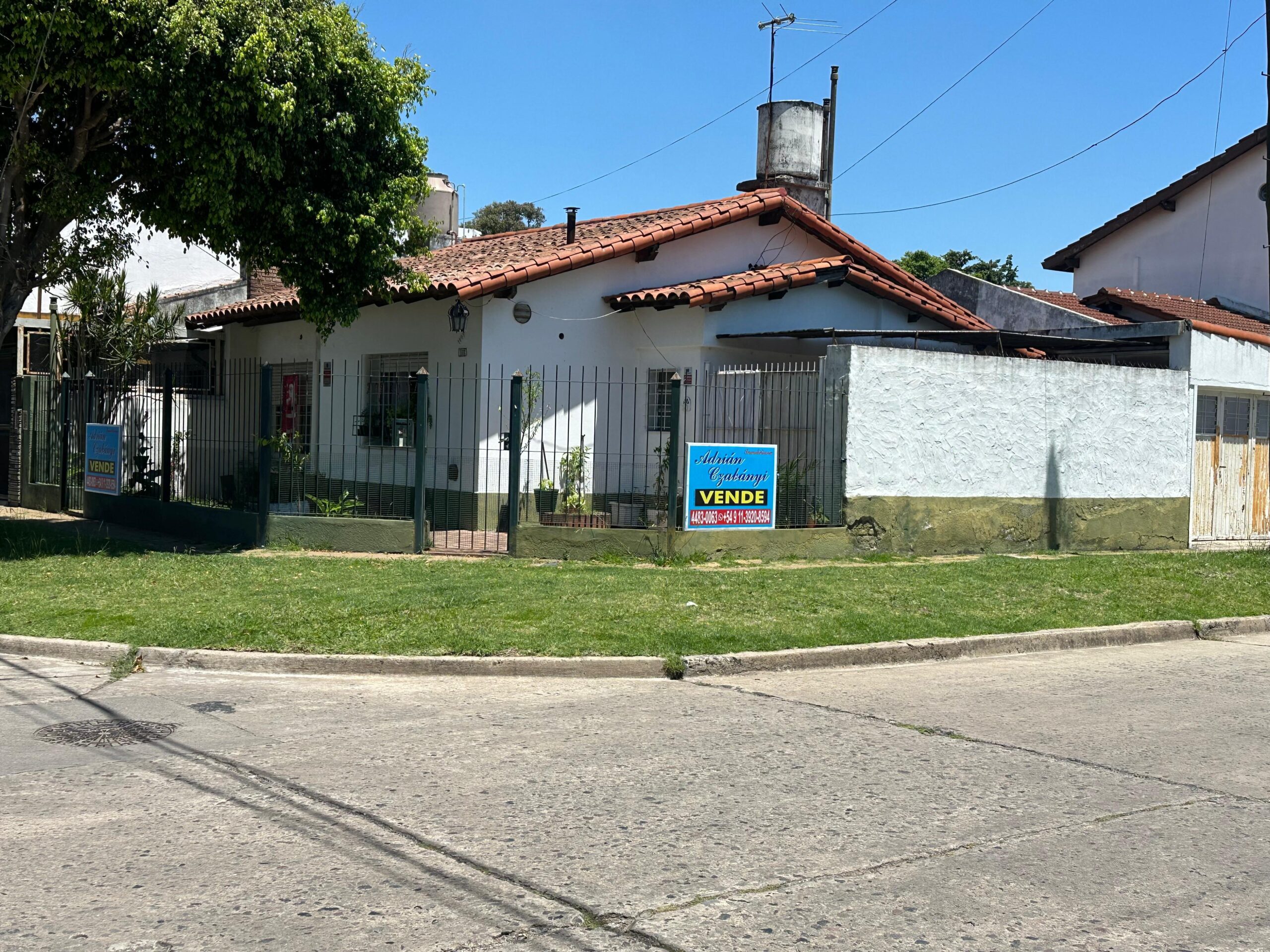 MORÓN SUR – CHALET DE 4 AMBIENTES + COCHERA (X 3) – DEPENDENCIA DE SERVICIO COMPLETA Y JARDIN