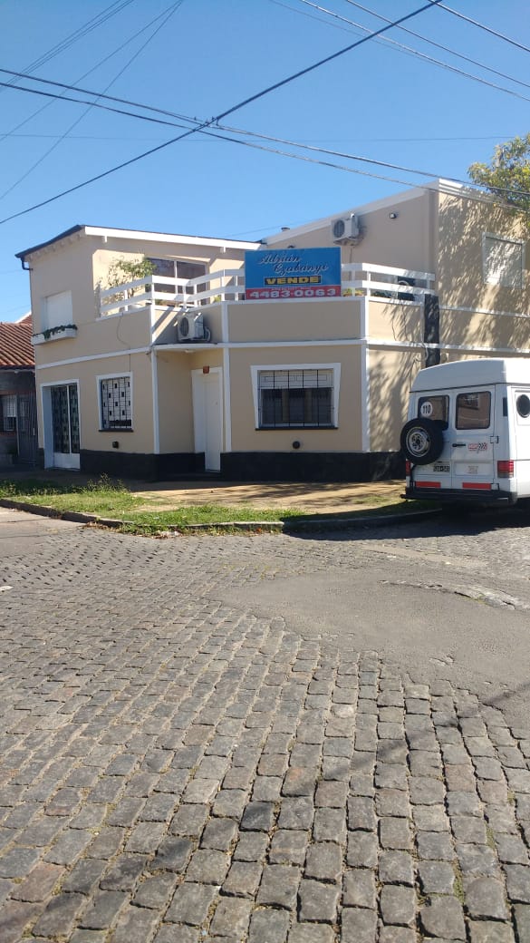 HAEDO SUR CENTRAL – A 2 C/ DE RIV- CASA EN PH 4 AMB-2 BAÑOS-TERRAZA JARDIN- QUINCHO Y GARAJE.