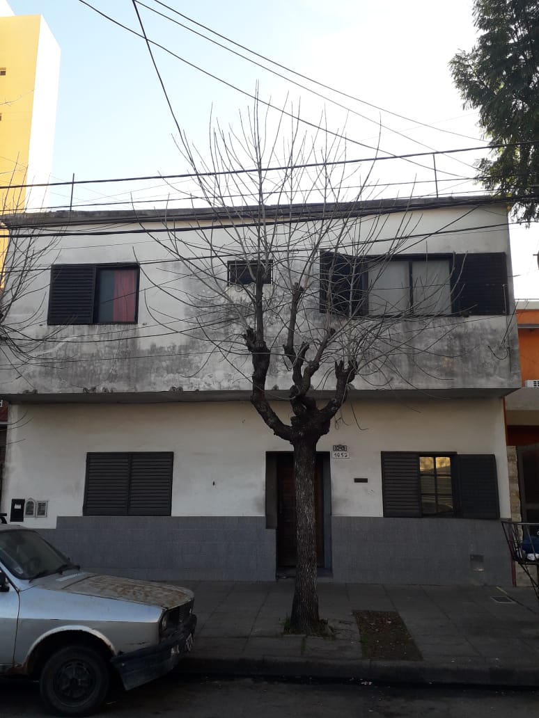 MORON SUR CENTRICO-HOTEL-PENSION- EN 2 PLANTAS- 36 HABITACIONES- HASTA 60 CAMAS- LOTE PROPIO